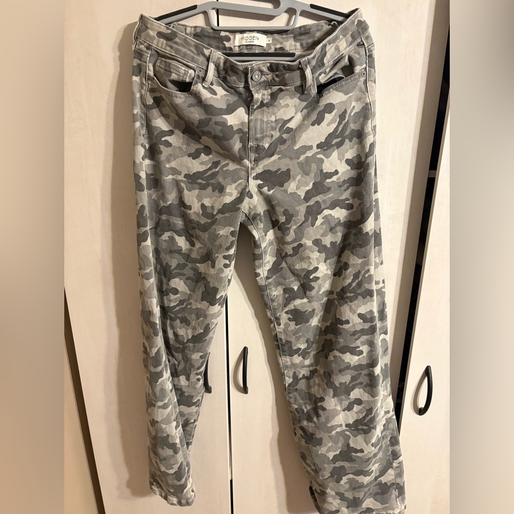 Women’s HIDDEN camo wide leg straight size 31